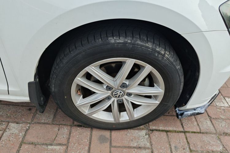 Volkswagen Golf 2018 car image #6
