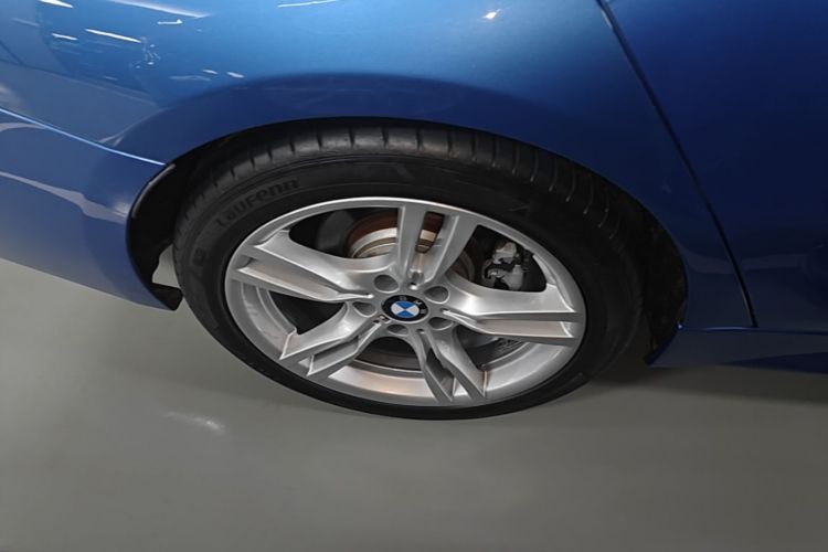 BMW 3 Series 2019 car image #10