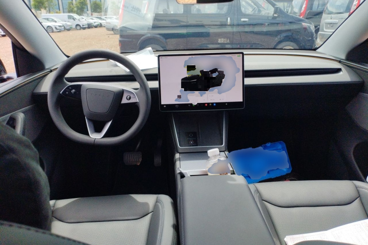 Tesla Model Y 2025 immagine di auto #7