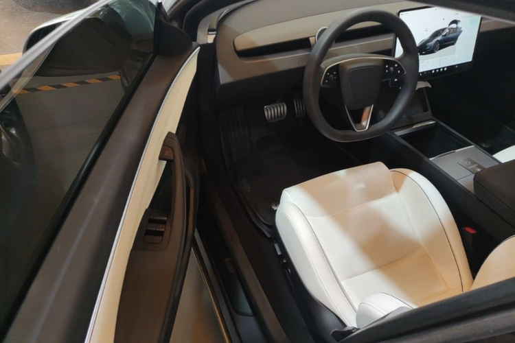 Tesla Model 3 2024 car image #16