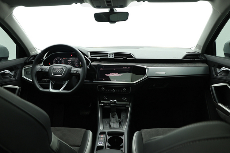 Audi Q3 2022 car image #11