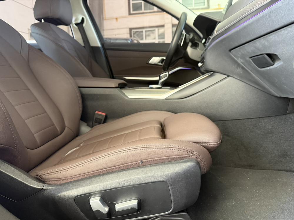 BMW 3 Series 2019 car image #22