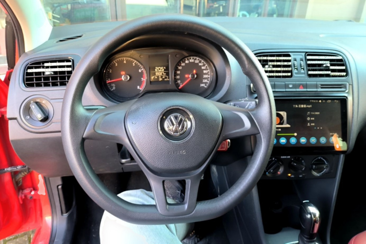 Volkswagen Polo 2017 car image #11