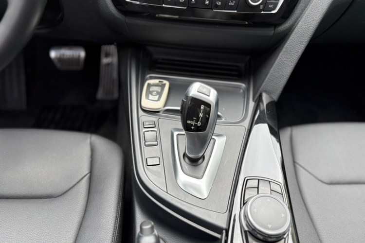 BMW 3 Series 2017 car image #17
