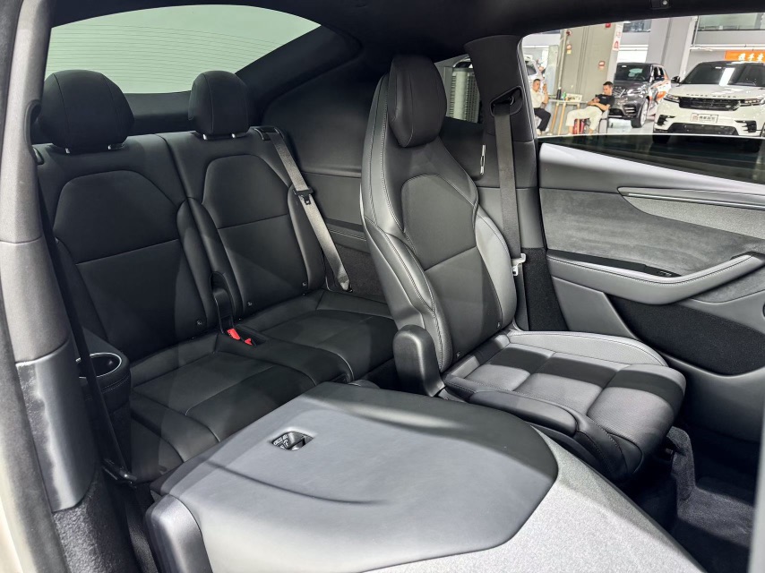 Tesla Model Y L 2026 #6 Tesla Model Y L 2026 car image #6