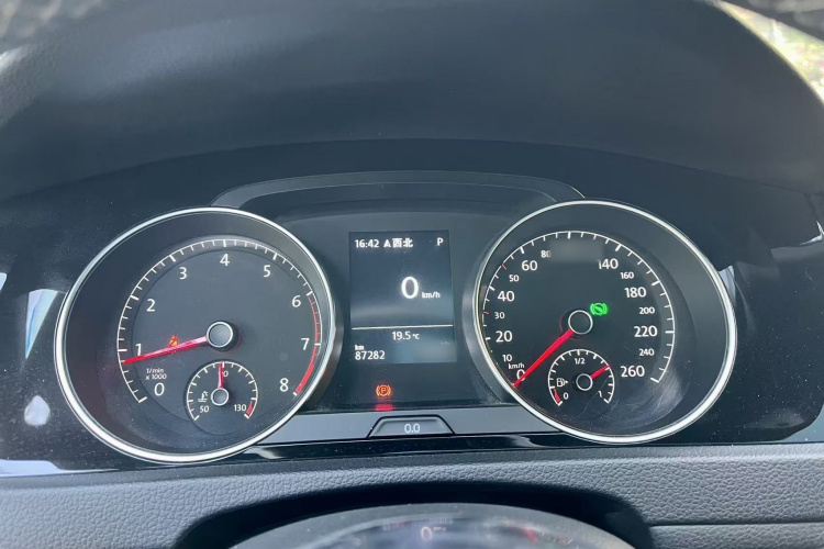 Volkswagen Golf 2019 car image #17