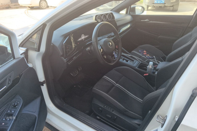 Volkswagen Golf 2023 car image #18