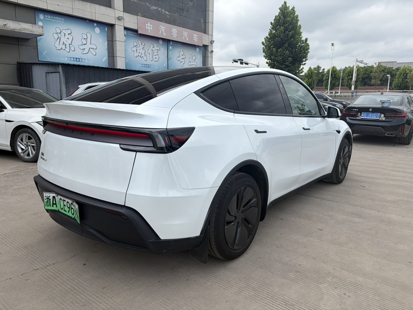 Tesla Model Y 2025 #9 Tesla Model Y 2025 car image #9