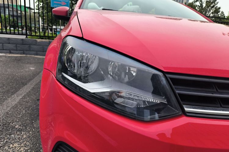 Volkswagen Polo 2015 car image #8