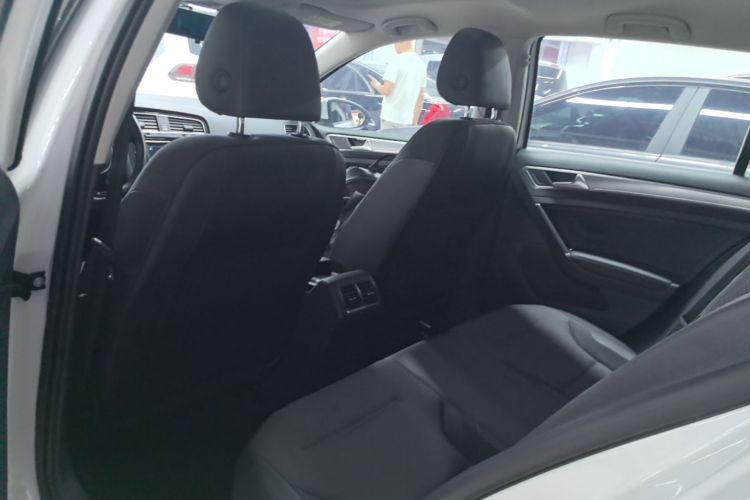 Volkswagen Golf 2018 car image #17