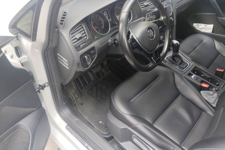Volkswagen Golf 2017 car image #13