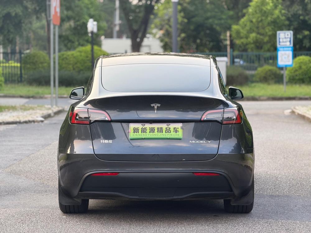 Tesla Model Y 2024 #8 Tesla Model Y 2024 car image #8