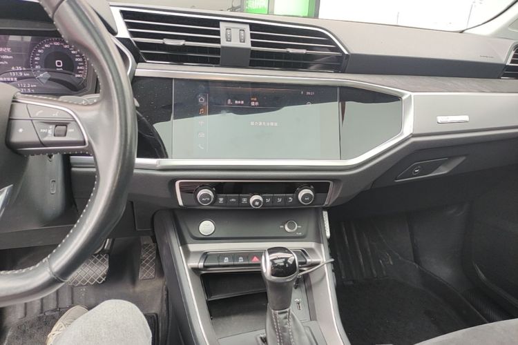 Audi Q3 2020 car image #13