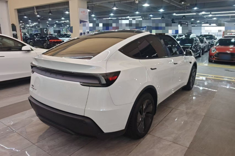 Tesla Model Y 2025 #7 Tesla Model Y 2025 car image #7