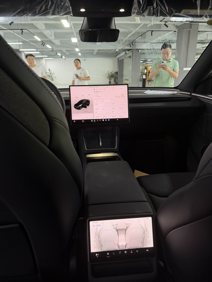 Tesla Model Y L 2026 car image #6