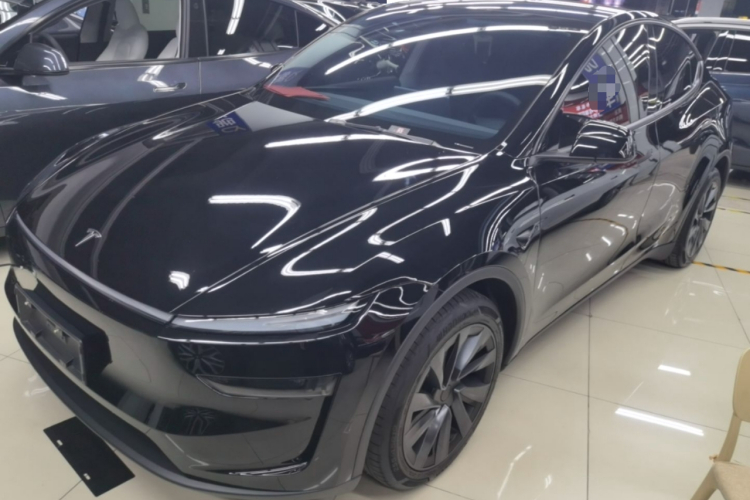 Tesla Model Y 2025 #2 Tesla Model Y 2025 car image #2