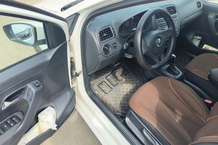 Volkswagen Polo 2016 car image #16