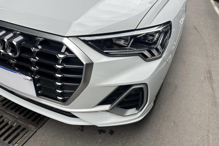 Audi Q3 2022 car image #29