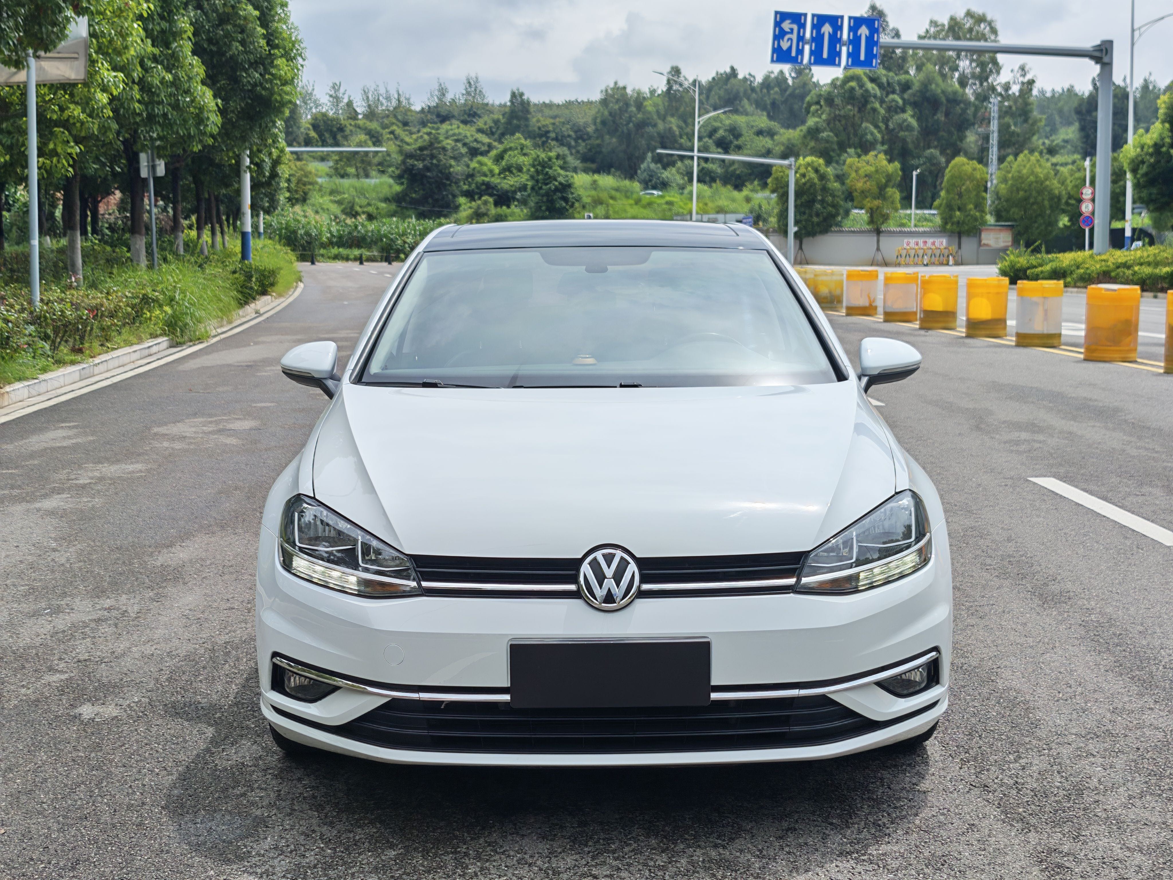 Volkswagen Golf 2020 car image #2