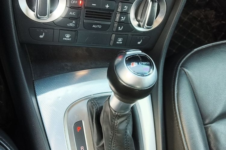 Audi Q3 2016 car image #18