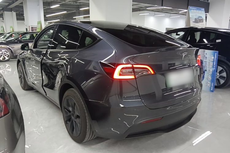 Tesla Model Y 2024 #5 Tesla Model Y 2024 car image #5