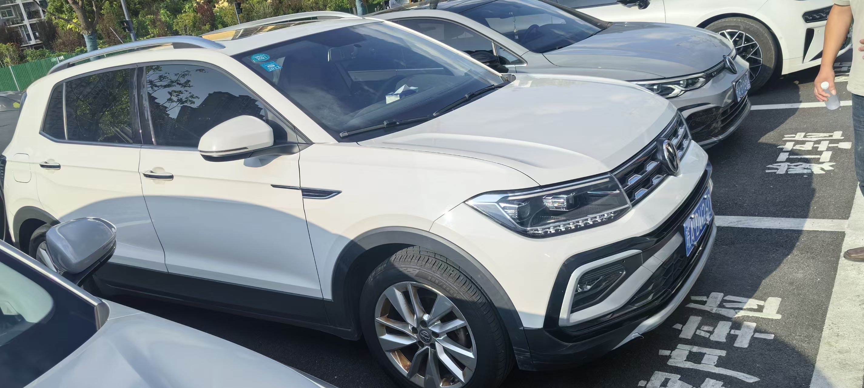 Volkswagen T-Cross 2020 car image #2