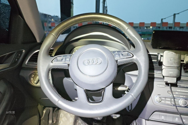 Audi Q3 2018 car image #12