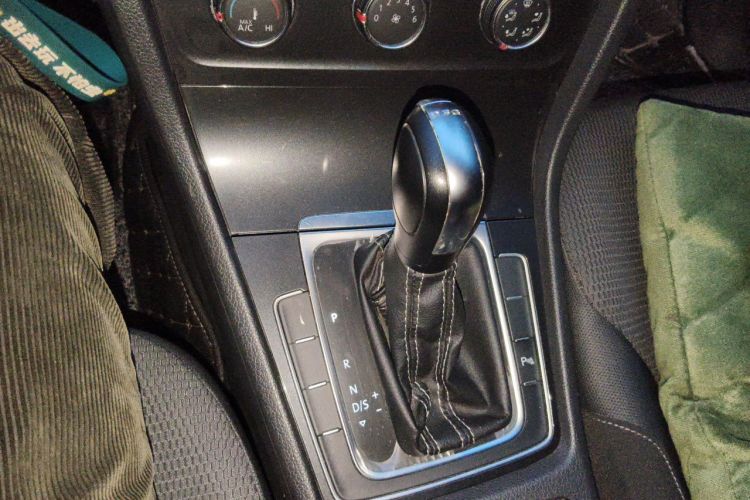 Volkswagen Golf 2017 car image #14