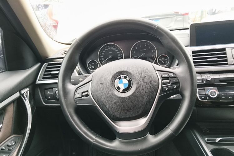 BMW 3 Series 2019 car image #12