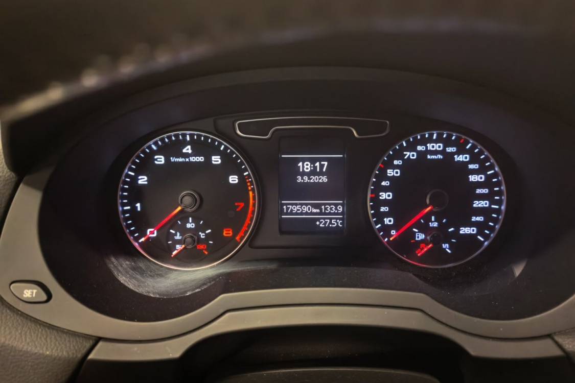 Audi Q3 2016 car image #24