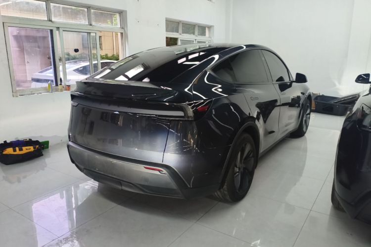 Tesla Model Y 2025 #5 Tesla Model Y 2025 car image #5
