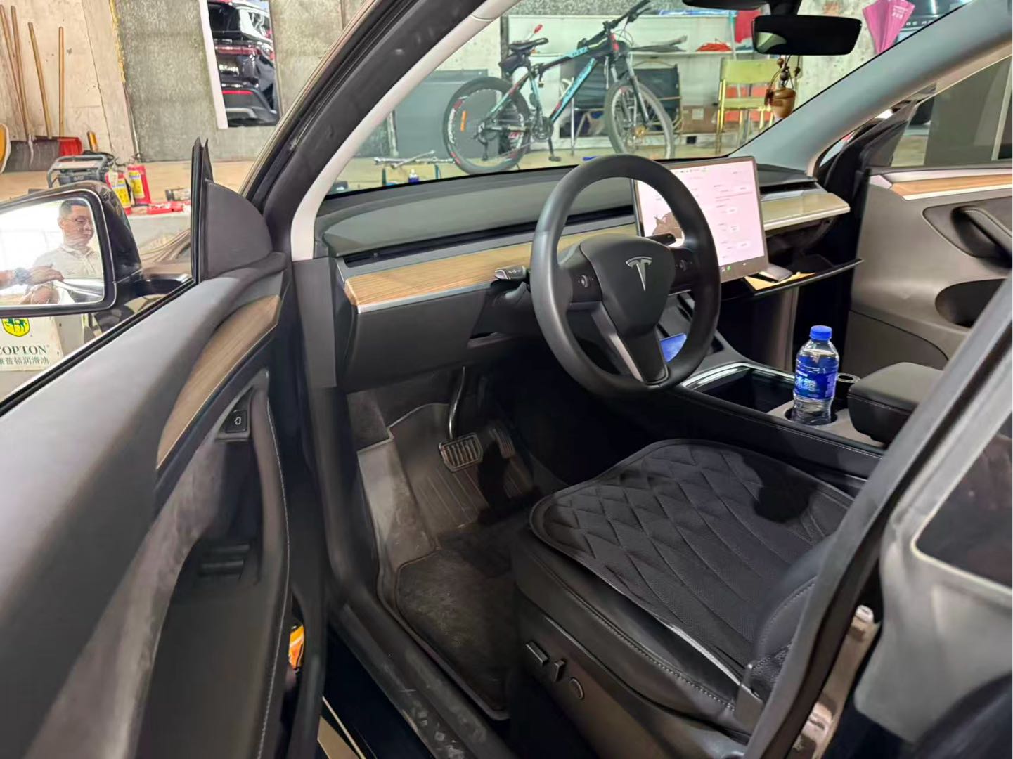 Tesla Model Y 2023 #4 Tesla Model Y 2023 car image #4