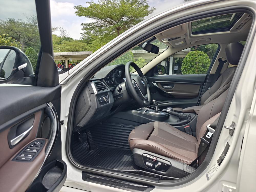 BMW 3 Series 2019 car image #18