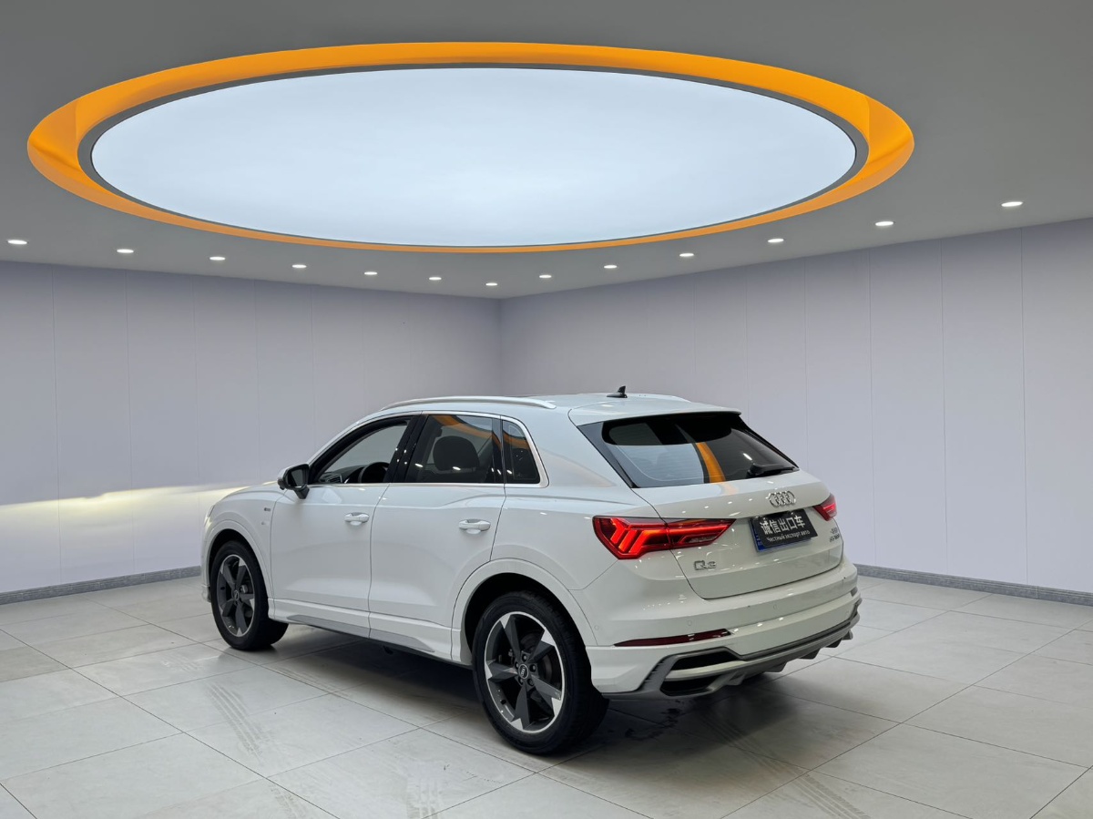 Audi Q3 2022 car image #5