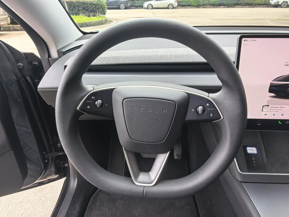Tesla Model Y 2025 #18 Tesla Model Y 2025 car image #18