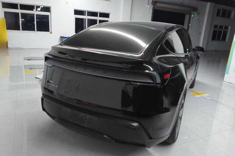 Tesla Model Y 2025 immagine di auto #7