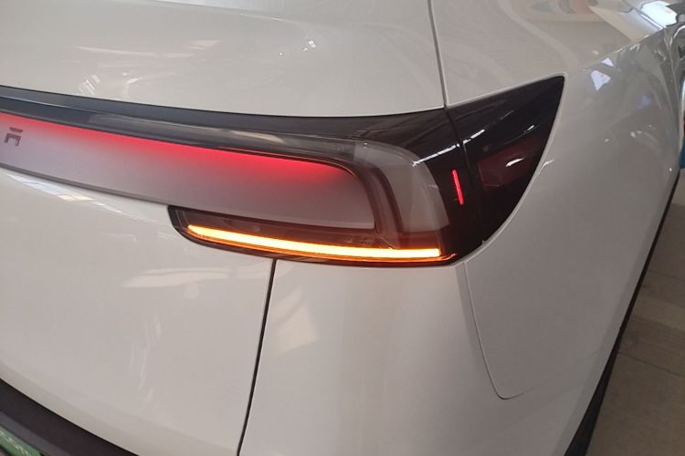 Tesla Model Y 2025 #8 Tesla Model Y 2025 car image #8