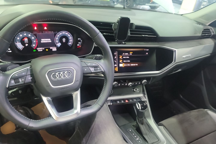 Audi Q3 2021 car image #10