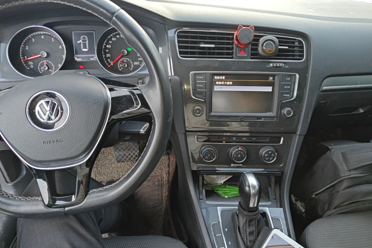 Volkswagen Golf 2017 car image #11