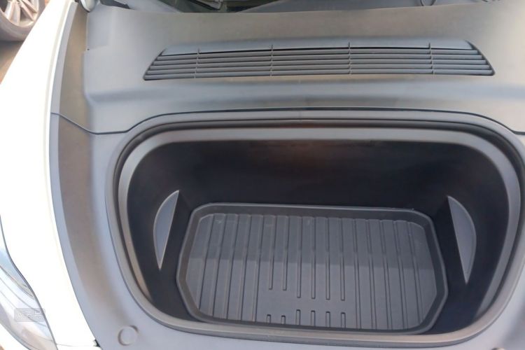 Tesla Model Y 2023 car image #22