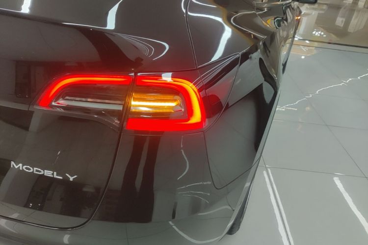 Tesla Model Y 2023 car image #8