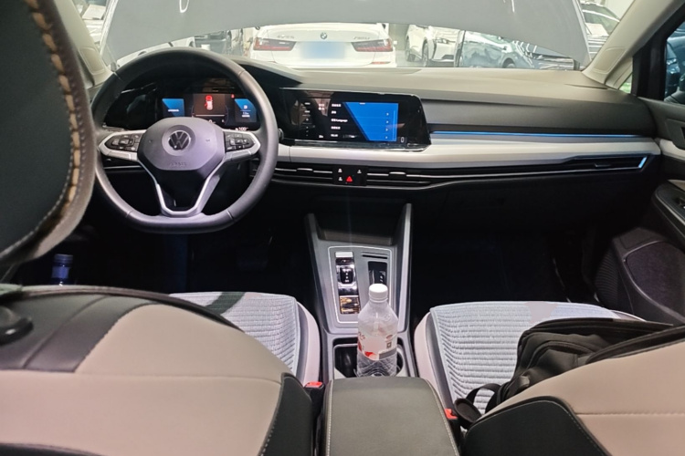 Volkswagen Golf 2023 car image #11