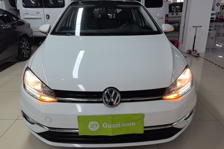 Volkswagen Golf 2018 car image #3