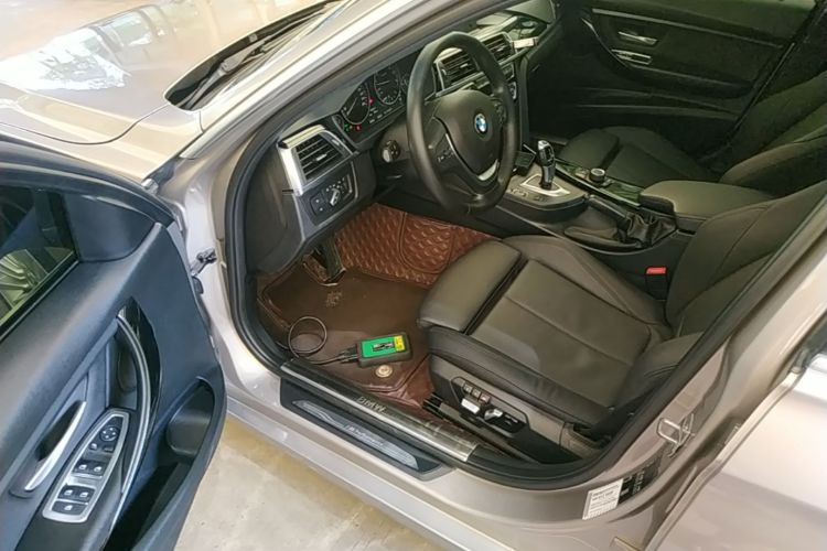 BMW 3 Series 2018 car image #16