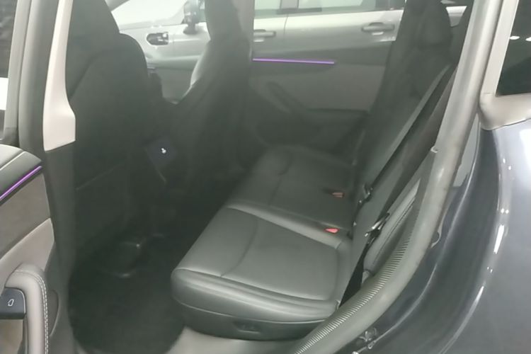 Tesla Model Y 2025 immagine di auto #13