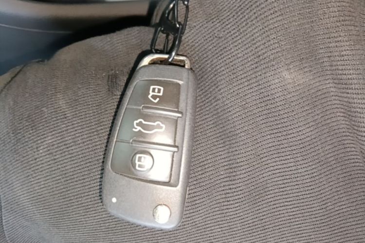 Audi Q3 2018 car image #9