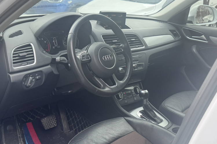 Audi Q3 2019 car image #11