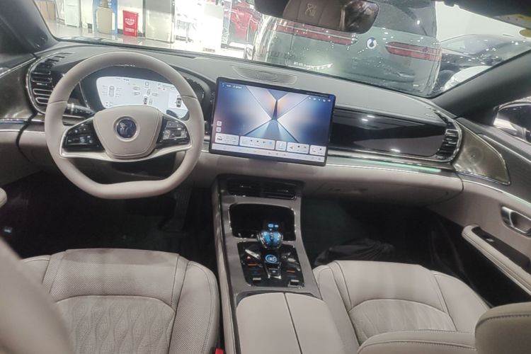 BYD Han 2025 car image #10