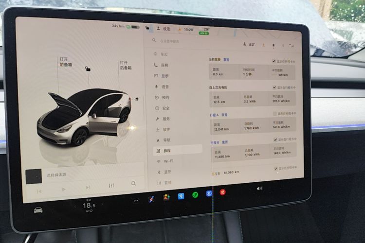 Tesla Model Y 2024 car image #13