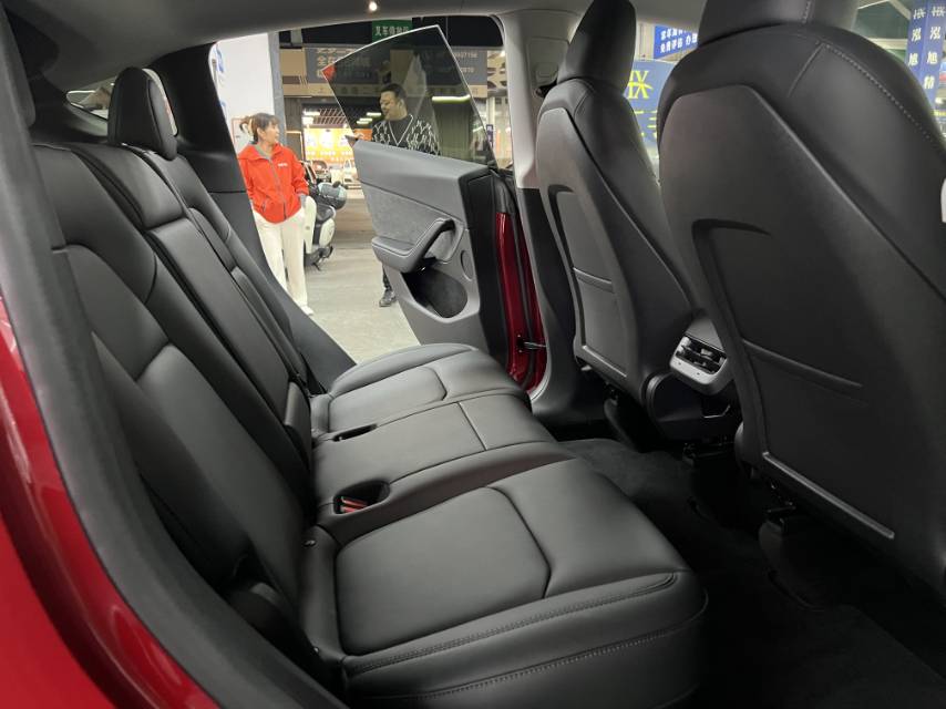 Tesla Model Y 2023 #10 Tesla Model Y 2023 car image #10